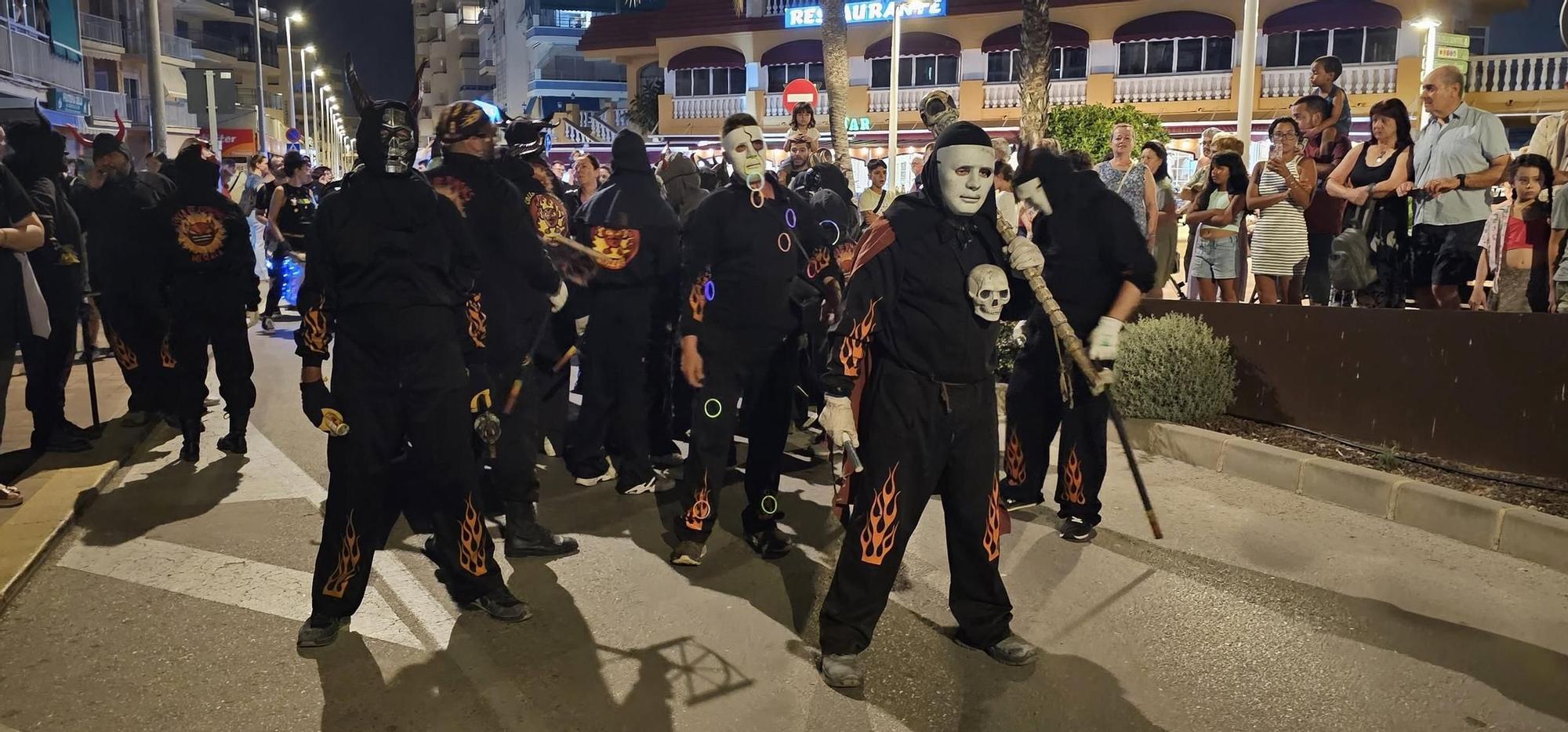 Así fue la noche de Sant Joan en la playa de Tavernes de la Valldigna