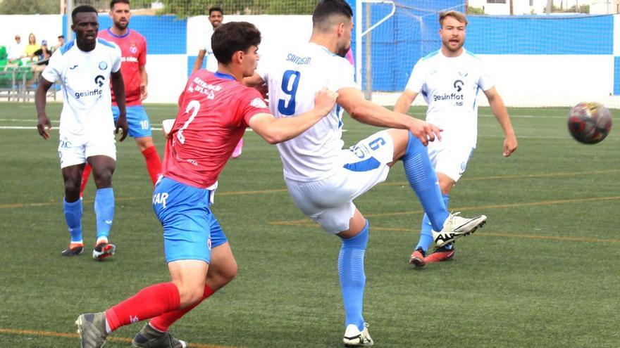 Javi Alonso y Samu pugnan por el control del balón. | P.A.