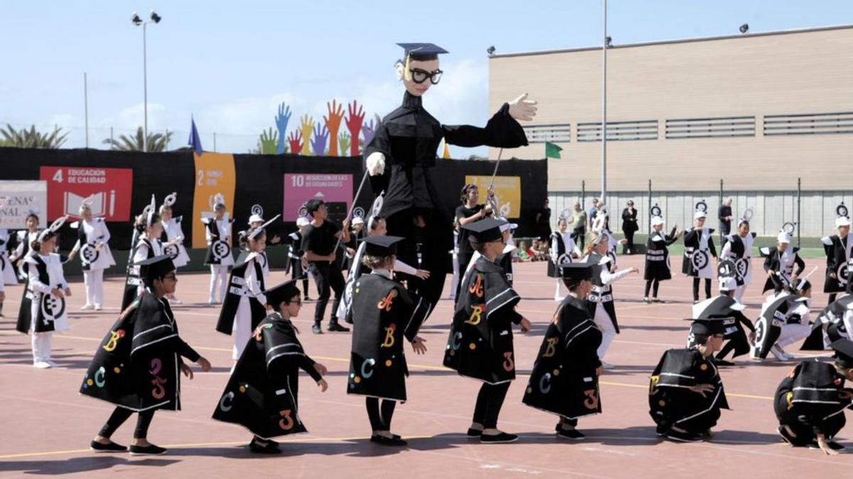 Escolares del Arenas, durante la inauguración de las olimpiadas.