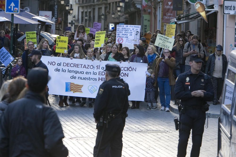 Manifestación en València contra el plurilingüismo