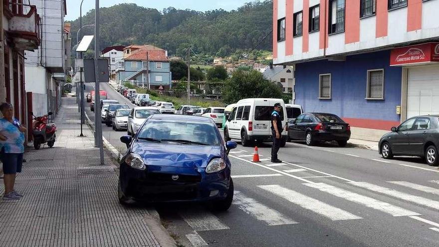 El coche accidentado en Bueu, en la confluencia entre Avenida de Cangas y Ramal dos Galos. // S.Álvarez