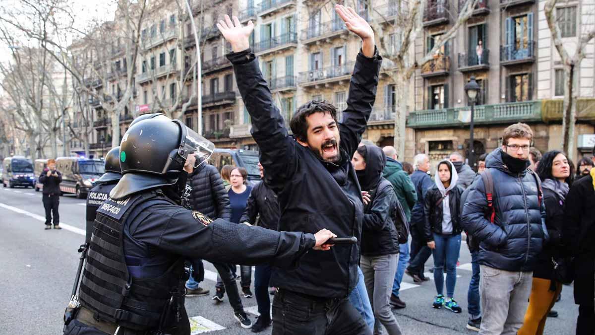 Los Mossos desalojan a los manifestantes que habían cortado la Gran Via de Barcelona a la altura de Rocafort.