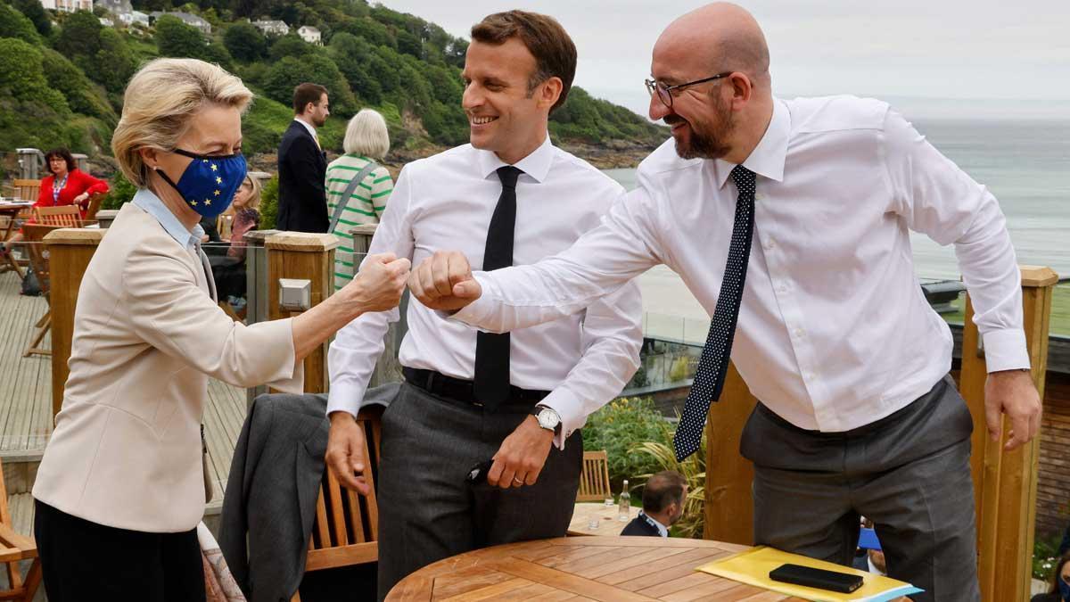 Ursula von der Leyen y Charles Michel chocan los puños en presencia de Emmanuel Macron, en una reunión previa al inicio de la cumbre del G7 en Cornualles.