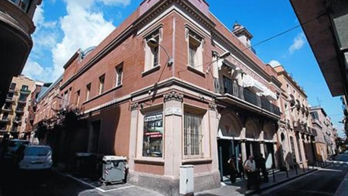 La fachada pintada del Lliure de Gràcia, en la calle de Montseny, 47.