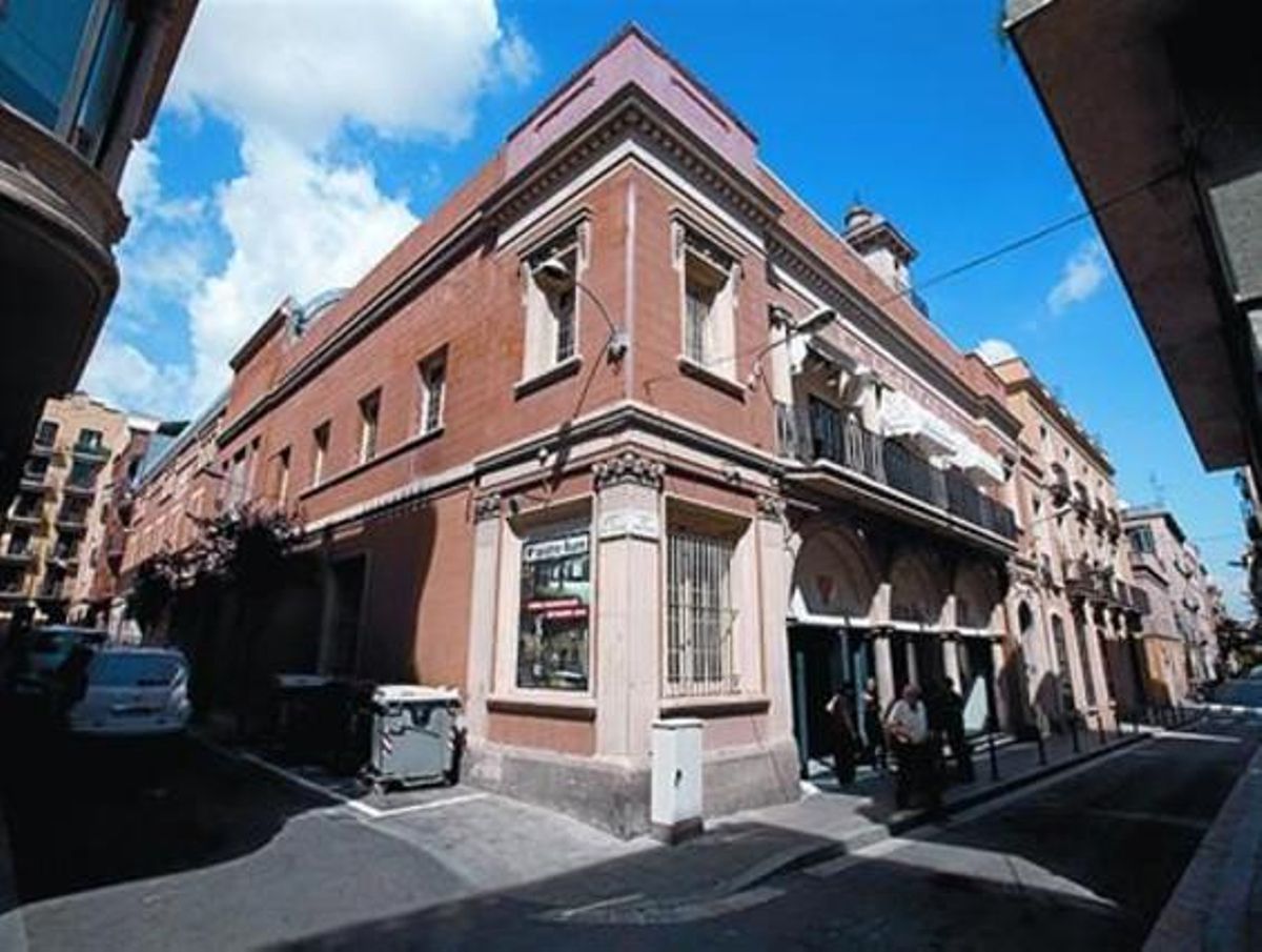 La pintada façana del Lliure de Gràcia, al carrer de Montseny, 47. La pintada façana del Lliure de Gràcia, al carrer de Montseny, 47.