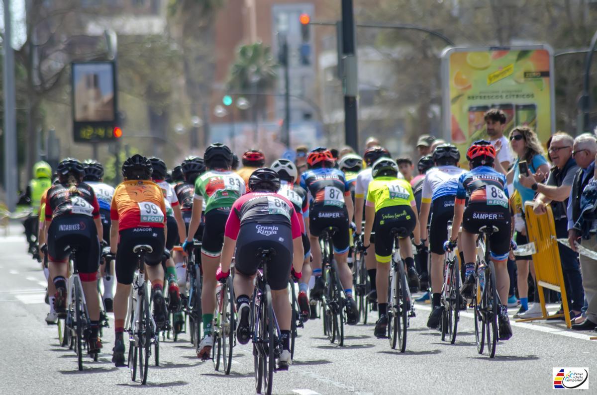 Una de las carreras del Trofeo FDM-Valencia de Escuelas de Ciclismo.