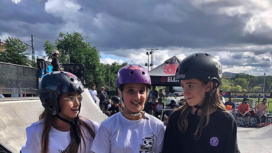 Por la izquierda, Naroa Escanciano, Sara Fraile y Cecilia Rendueles, en la pista de skate de Noreña antes de competir. | Inés Gago