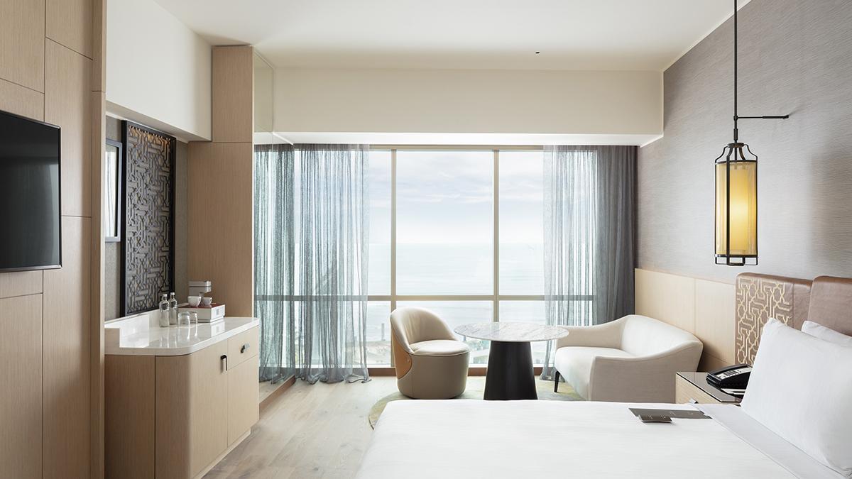 Una de las habitaciones renovadas del JW Marriott Lima, con un diseño contemporáneo inspirado en la cultura peruana y privilegiadas vistas al océano Pacífico.