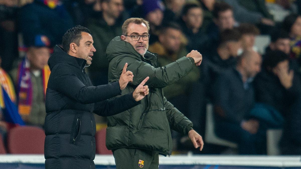 Xavi dialoga con Òscar Hernández, su segundo ayudante, durante el Barça-Oporto en Montjuïc.