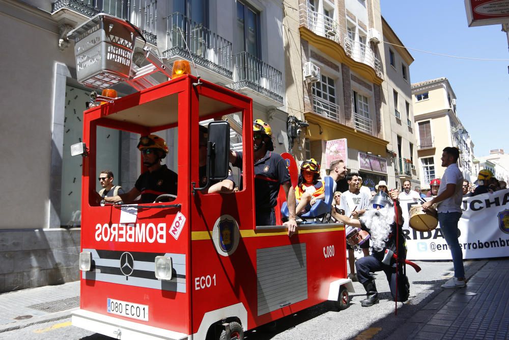 La manifestación, que partía del parque de bomberos de Martiricos, ha recorrido las calles de Málaga hasta llegar a la plaza de la Constitución