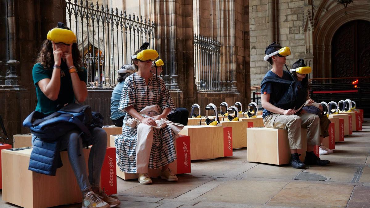 Visitantes con las gafas de realidad virtual en la Catedral de Barcelona