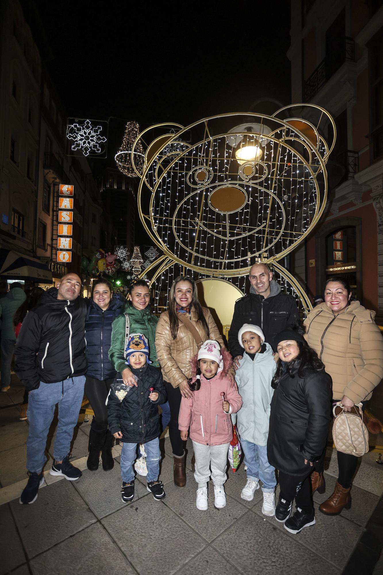 En imágenes: así fue el encendido de las luces de Navidad en Oviedo