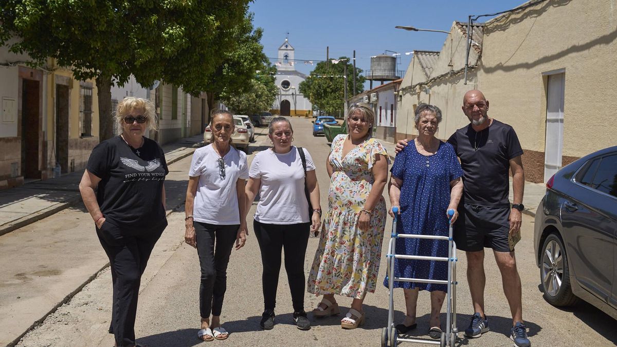 Un grupo de vecinos en mitad de la única calle del Corazón de Jesús. Al fondo, la ermita que le da nombre.