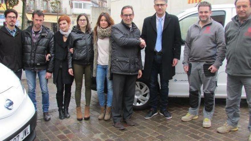 Membres de l&#039;Ajuntament i la brigada en la presentació dels vehicles