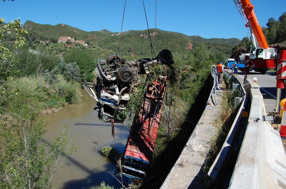 Retirada d'un camió accidentat a la C-55