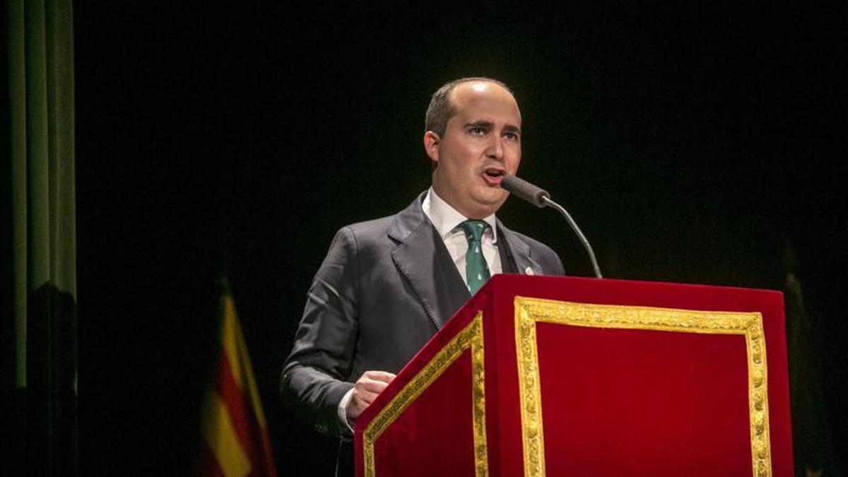 El mantenedor de los Moros y Cristianos de Elche, Óscar López, también pregonó la Semana Santa ilicitana
