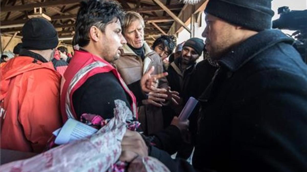 Un grupo de inmigrantes dialogan con la policía de fronteras, en Calais.