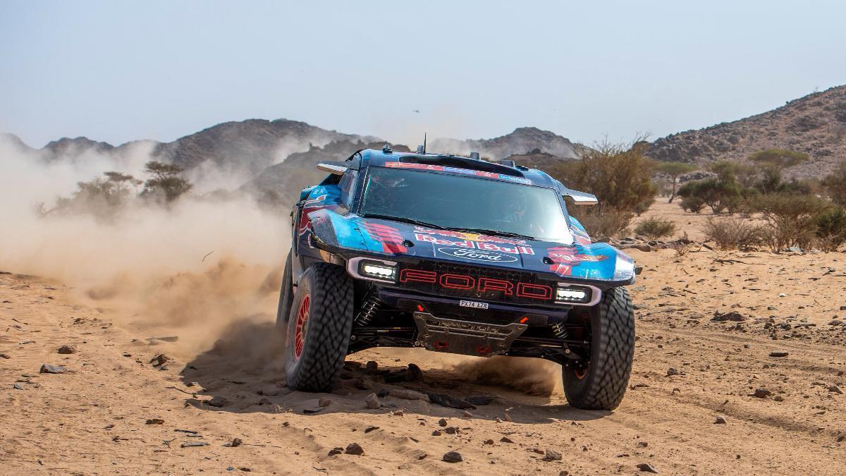 Carlos Sainz y Lucas Cruz han volcado su Ford Raptor en la segunda etapa del Dakar