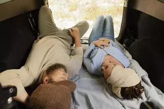¿Es legal dormir en el coche? Esto es lo que dice la DGT