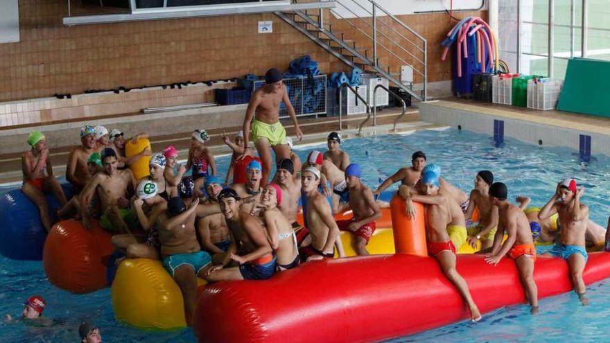 Hinchables en la piscina en las fiestas del Santa Olaya