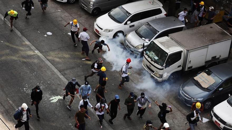 La policía reprime una manifestación pacífica en Birmania con gas lacrimógeno.