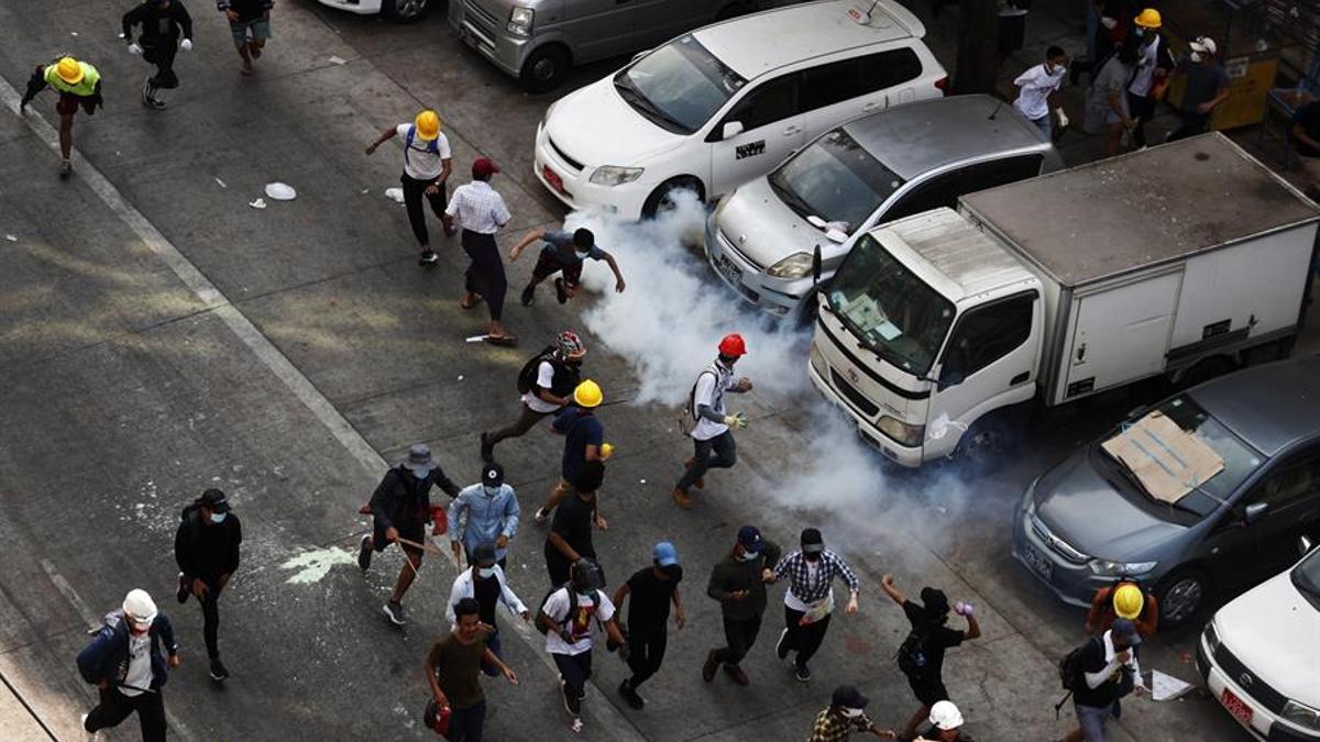 La policía reprime una manifestación pacífica en Birmania con gas lacrimógeno