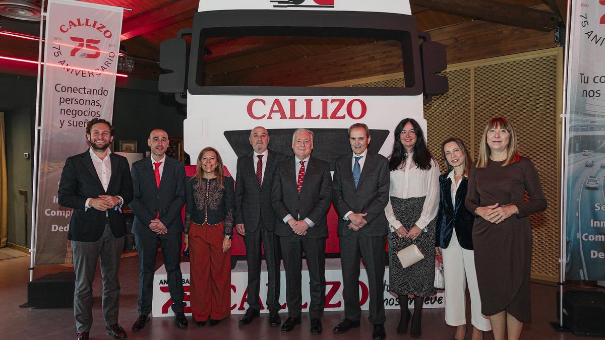 Representantes de Transportes Callizo, este sábado, junto a autoridades.