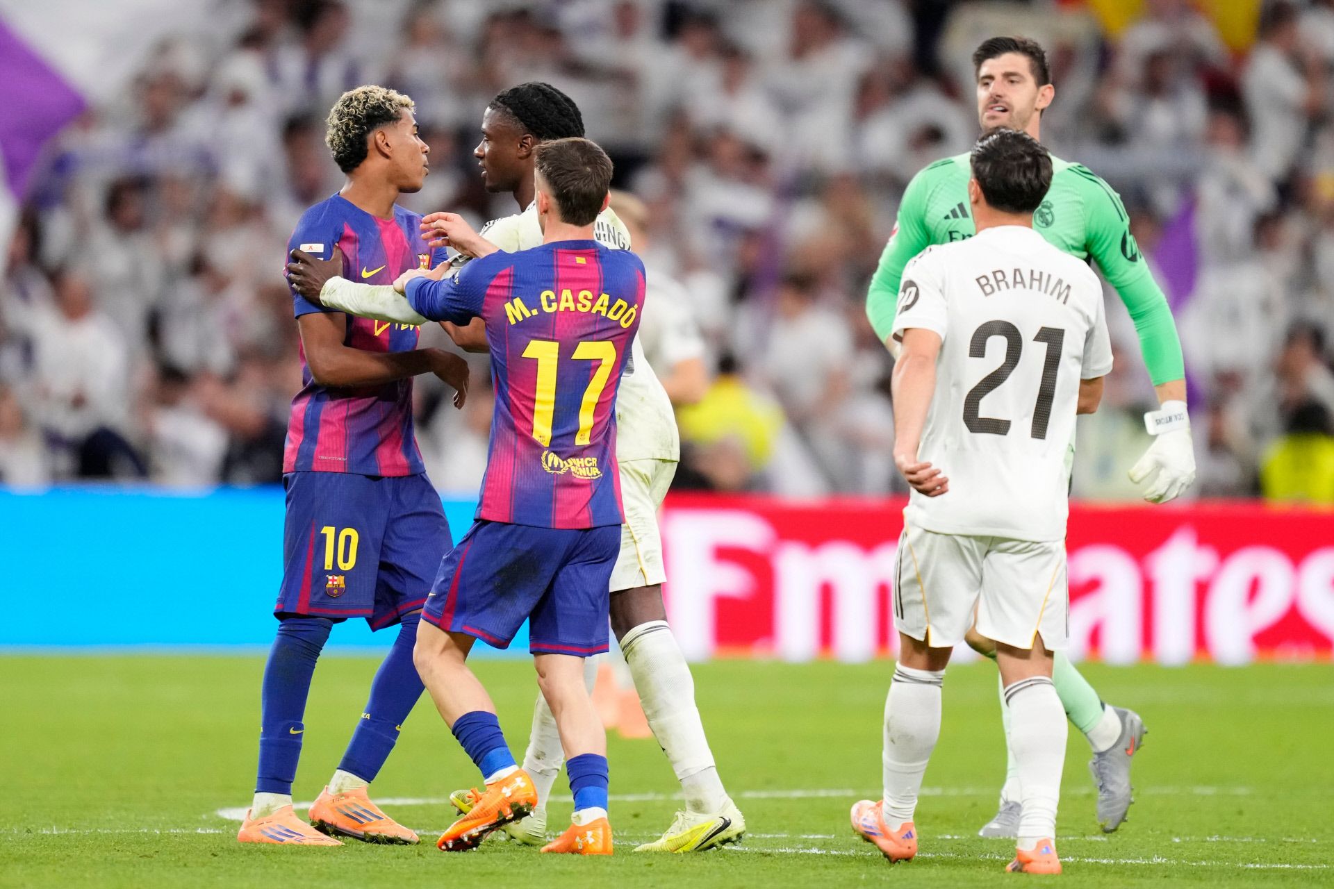 El Real Madrid Barça acabó con tangana al final del partido