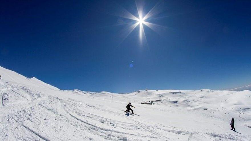 La estación de Sierra Nevada prolongará la temporada invernal para ofrecer esquí hasta un mes después de Semana Santa