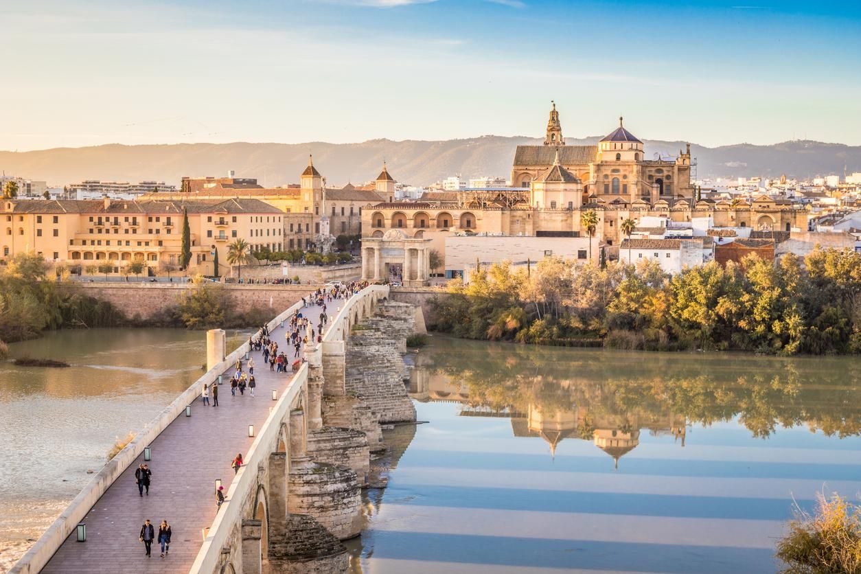 Vista de la ciudad de Córdoba y su famoso puente.