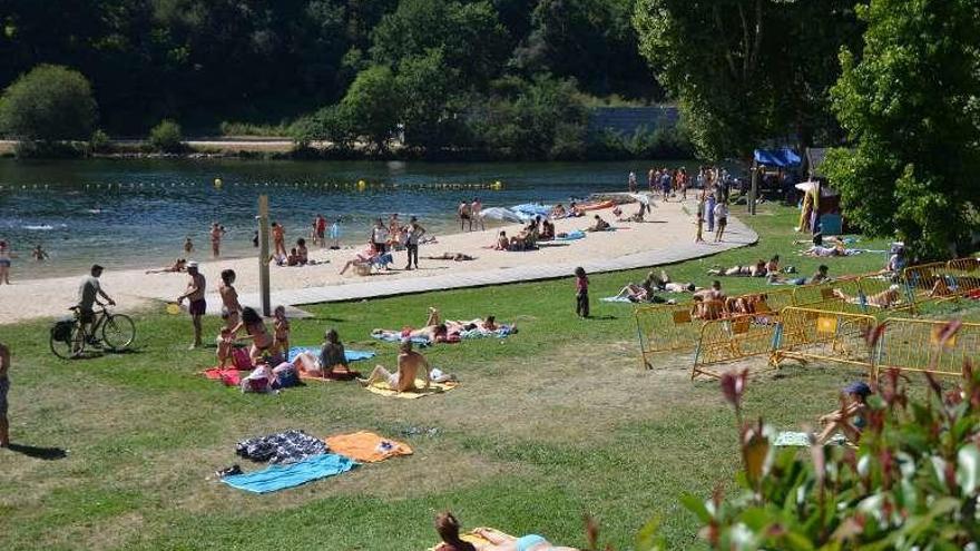 Usuarios en la playa fluvial, en julio pasado. // G. Santos