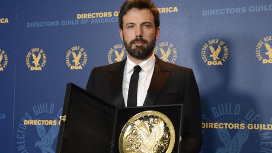 Ben Affleck posa con su galardón.