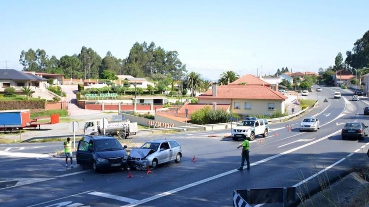 Un accidente en el cruce de la N-550 con la carretera que conduce a la estación de A Portela