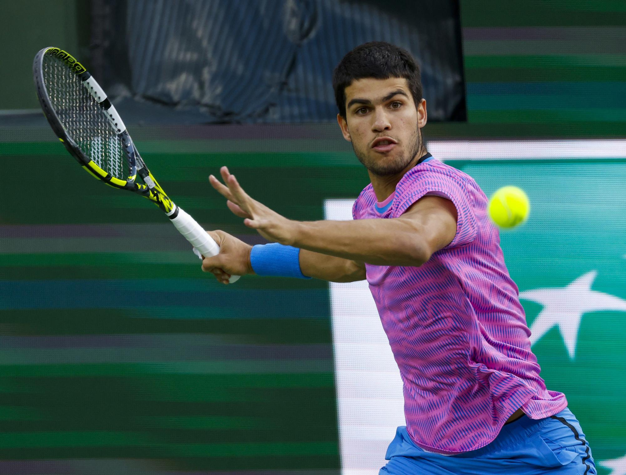 Carlos Alcaraz golpea una bola durante su partido ante Alexander Zverev en el Masters 1.000 de Indian Wells 2024