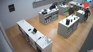Los Mossos buscan a dos atracadores por asaltar a punta de pistola una tienda en Mataró