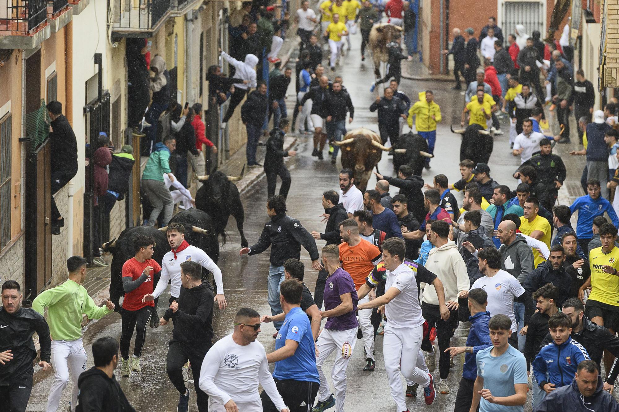 Velocidad y peligro en el histórico encierro de Victoriano del Río en la Vall d'Uixó