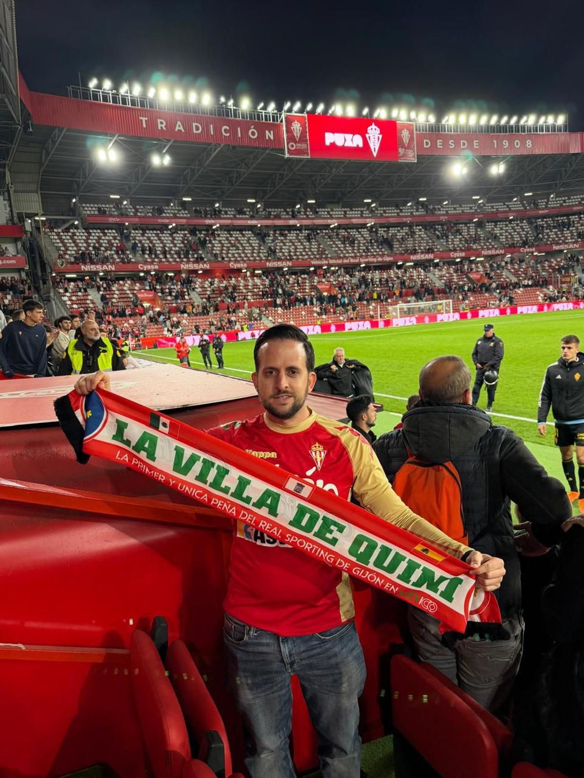 Dani Carrera, de la peña La Villa de Quini, en El Molinón