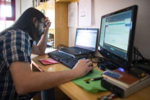 Un teletrabajador durante su jornada laboral.