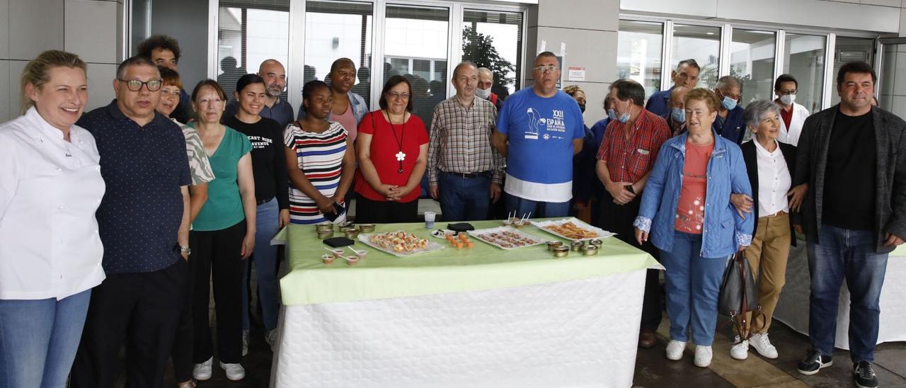 Por la izquierda, la profesora Susana Huerta; los alumnos del módulo de Cocina Alantre 2022; el concejal de Promoción Económica y Empleo, Santos Tejón; la concejala de Bienestar Social y Derechos, Natalia González Peláez; la directora del Centro de Iniciativas, Solidaridad y Empleo, Pura Gil, y el director general de Promoción de Empleo, David Rionda. | Ángel González |  ÁNGEL GONZÁLEZ