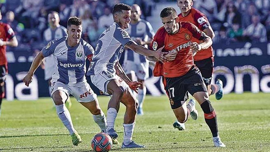 Trajkovski intenta superar a la defensa del LeganÃ©s, el pasado sÃ¡bado.