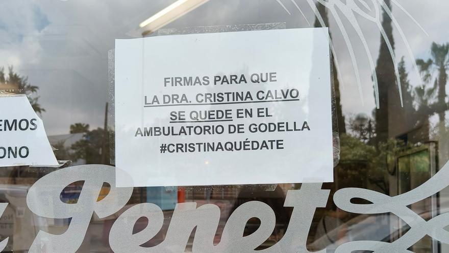 Decenas de vecinas de Godella recogen firmas para evitar el cambio de médico en el centro de salud