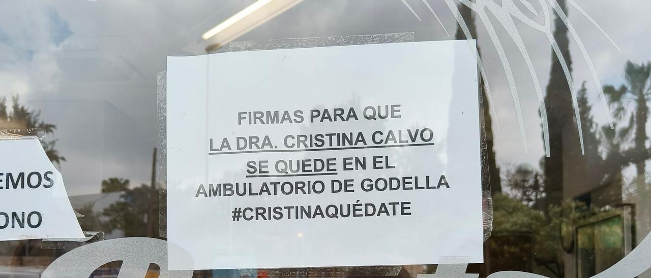 Cartel pegado en un establecimiento local de Godella