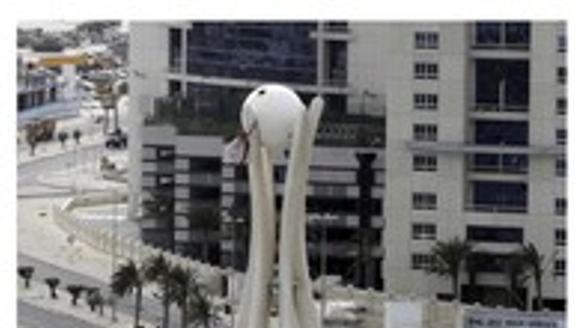 El proceso de derribo del monumento de la Perla, en Manama (Bahréin).