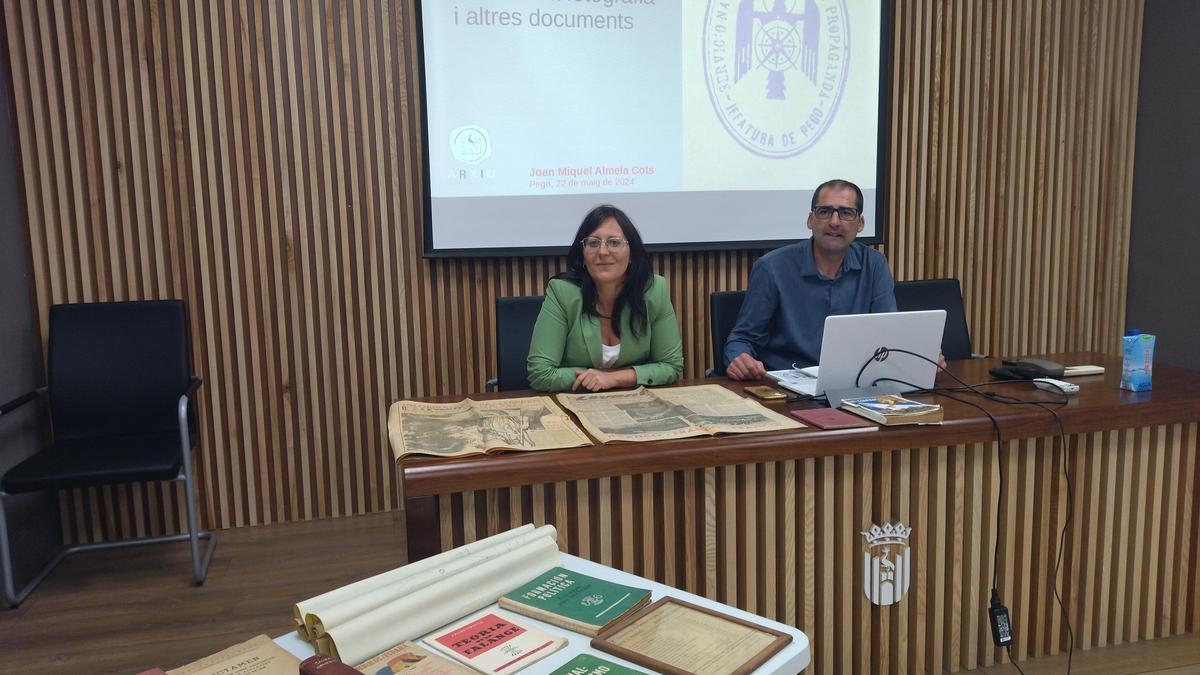 La concejala de Cultura y el archivero municipal, al iniciarse la conferencia sobre la posguerra en Pego