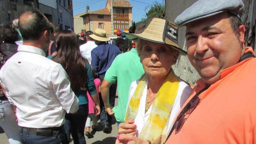 Varias aldeanas, durante la procesión de Porrúa. e g.