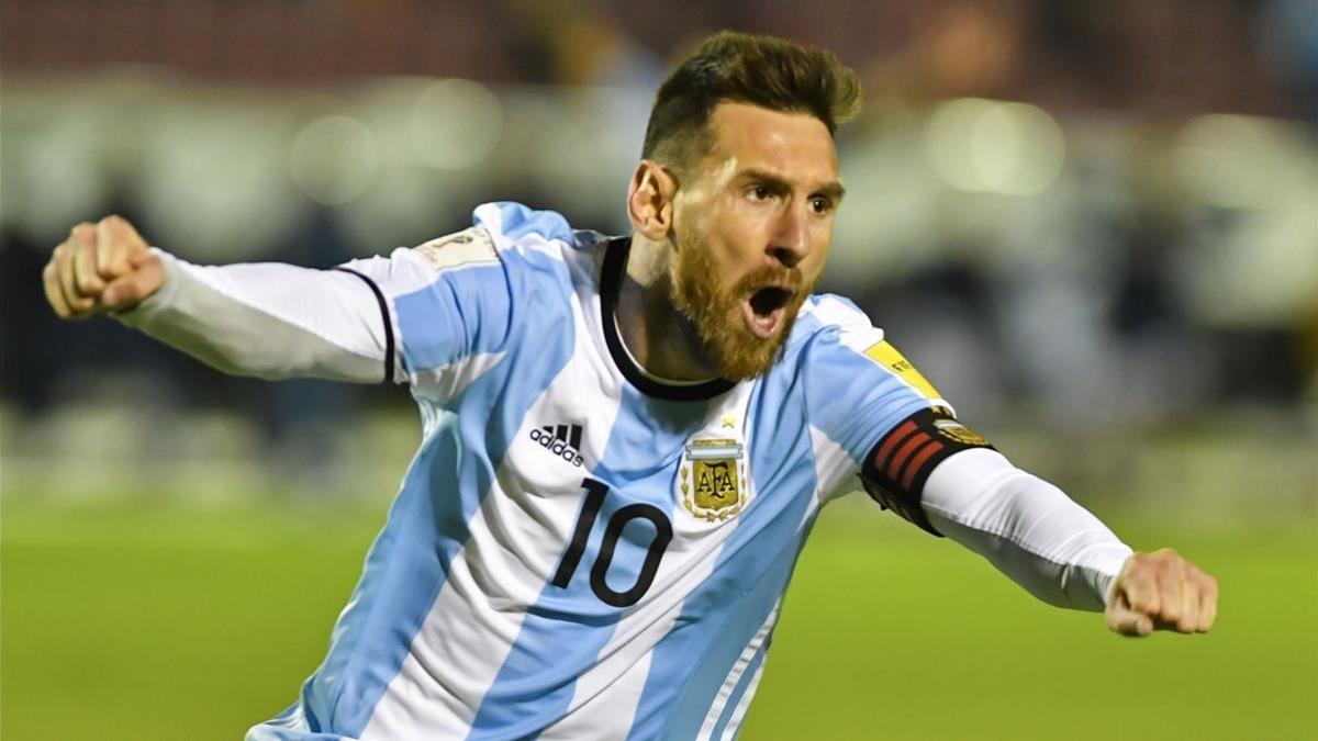 Messi celebra uno de sus tres goles ante Ecuador.