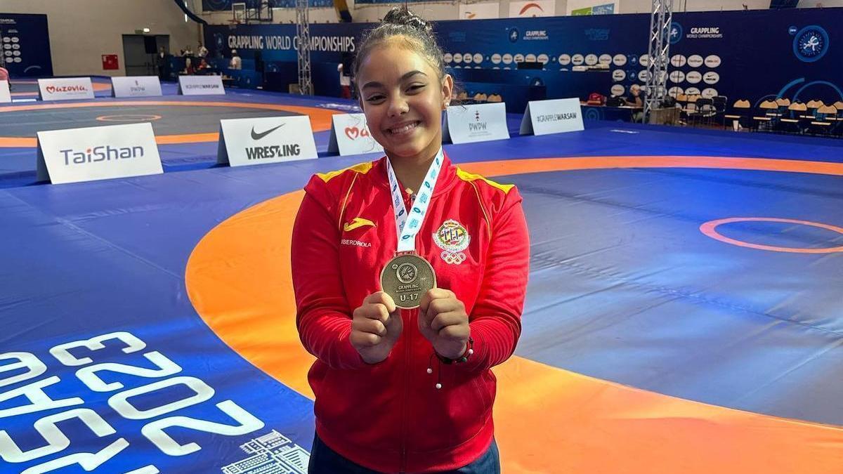 Ariadne Medina posa con su medalla de oro conquistada en Polonia