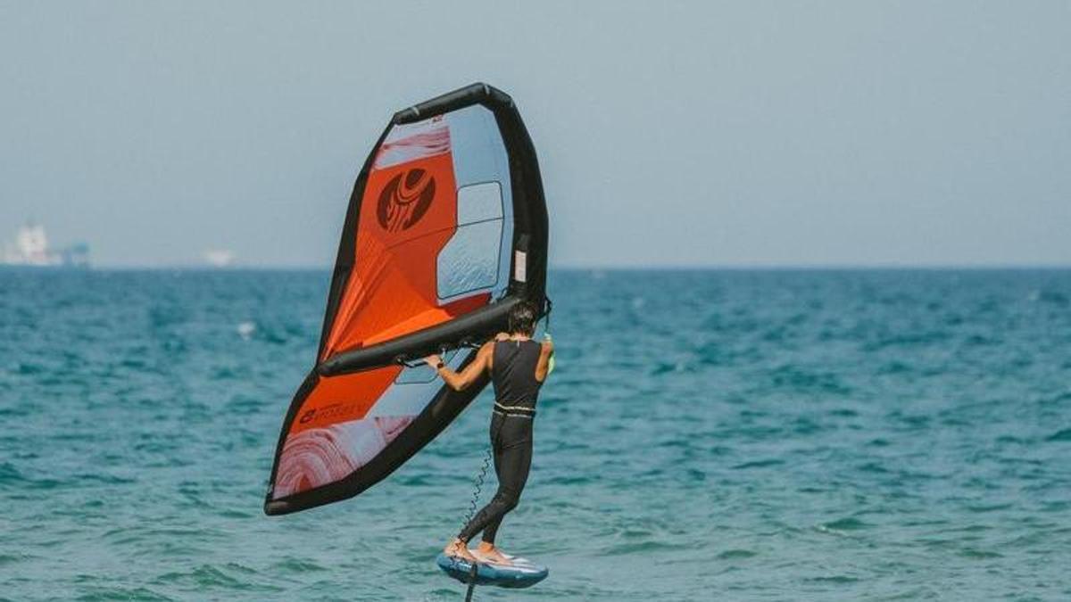 Un practicante de deportes náuticos en las playas del sur de València