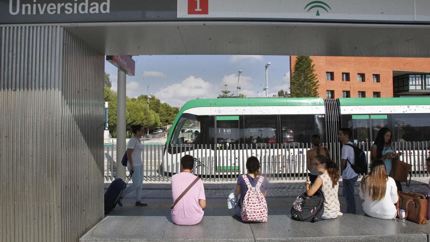 Alumnos de la UMA esperando el metro.