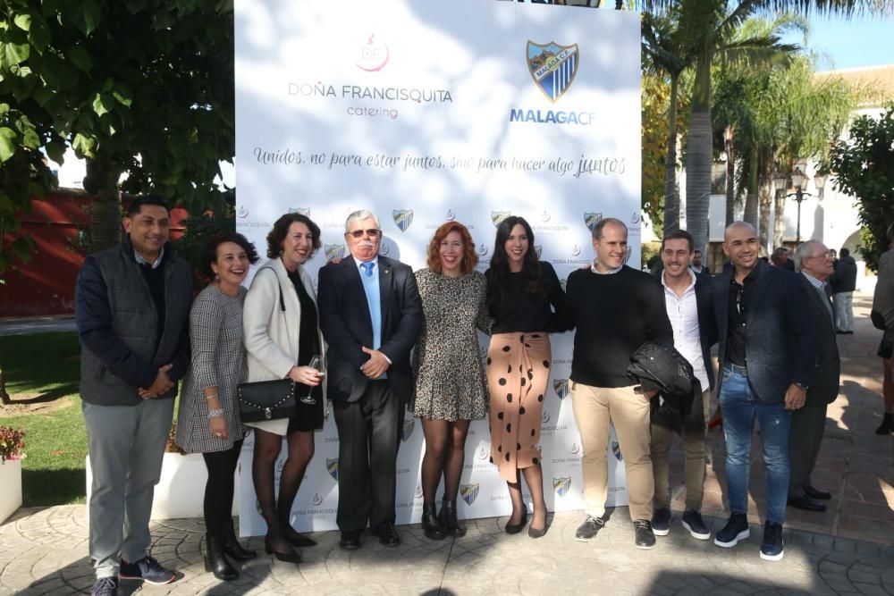 La primera plantilla de los equipos masculino y femenino, cuerpo técnico, directivos y trabajadores confraternizan en un encuentro celebrado en la finca 'La Tosca' de Churriana